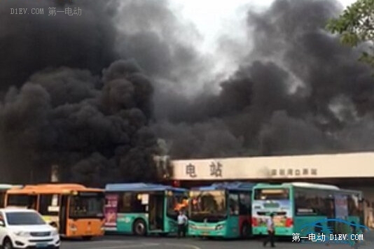 現場濃煙滾滾。在燃燒車輛旁邊，還停著幾輛同樣也在充電的電動大巴。